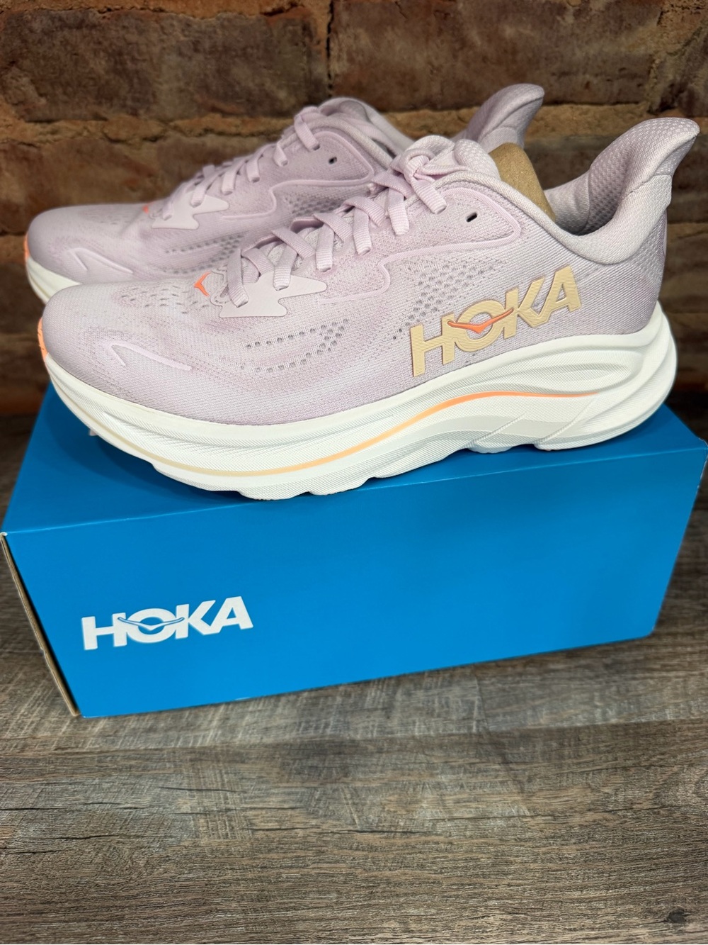 NWT Womens Hoka Clifton 10
